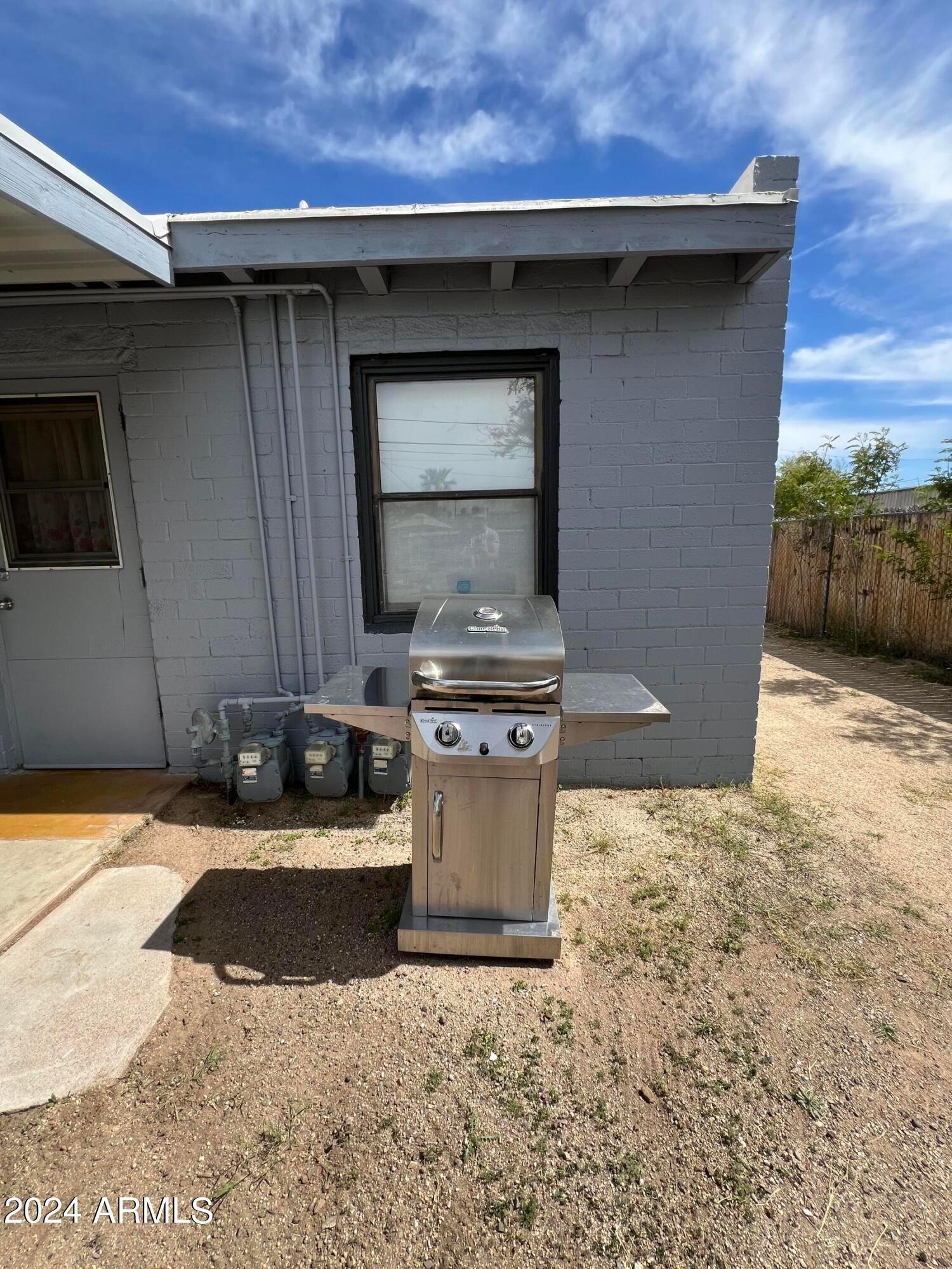 9502 North 2nd Place Phoenix, AZ 85020 - Photo 4 of 21 a kitchen with a stove and a microwave