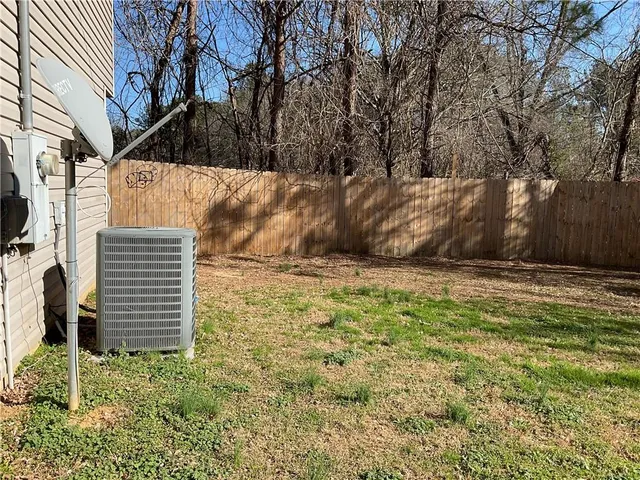 a view of a backyard