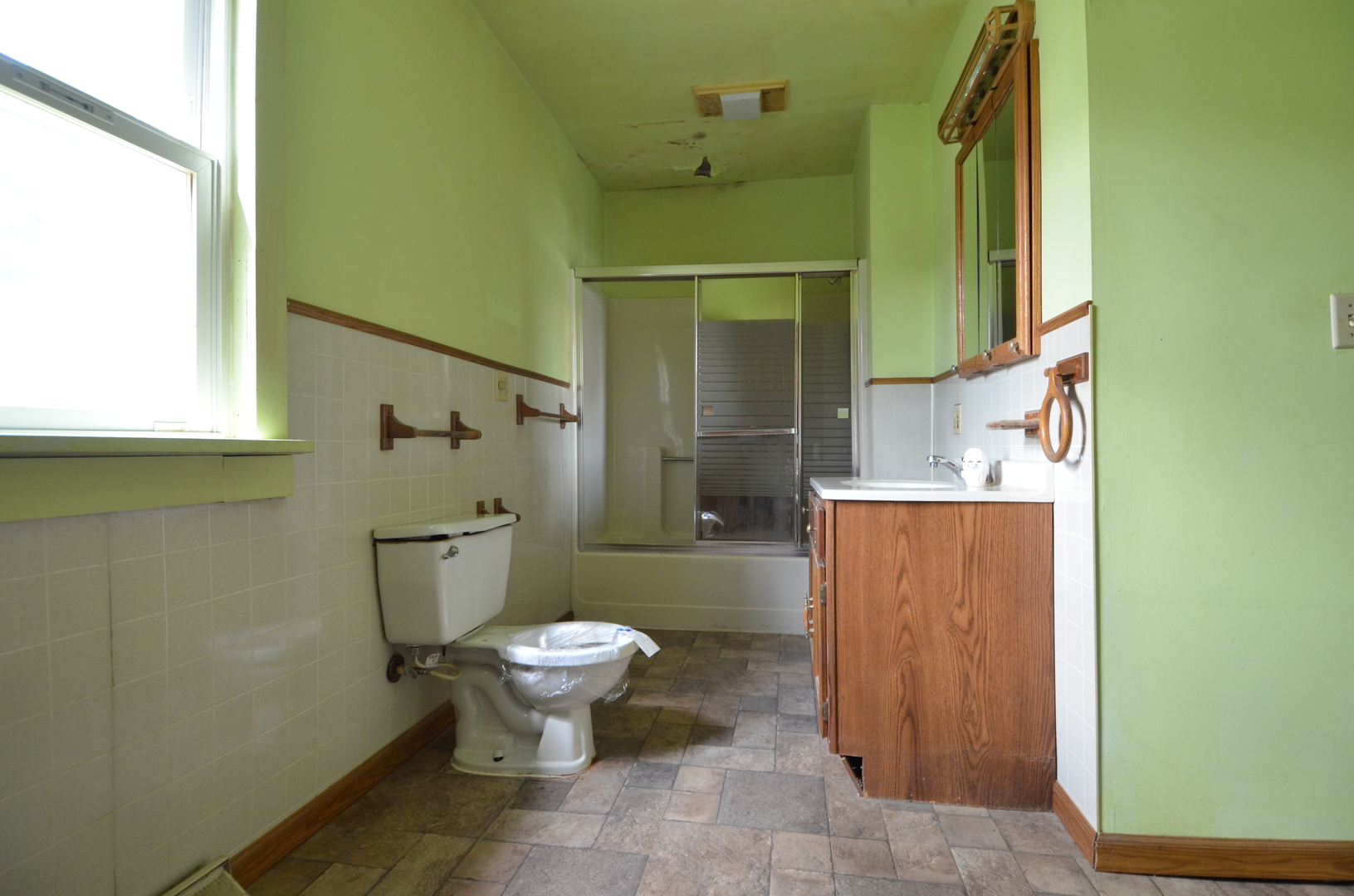 103 North Lane Street Ransom, IL 60470 - Photo 6 of 14 a bathroom with a toilet and a shower