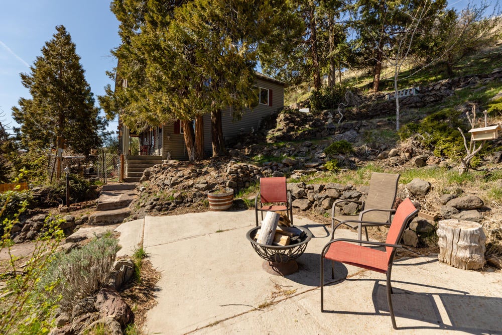 402 Riverside Drive Klamath Falls, OR 97601 - Photo 7 of 30 Concrete Patio