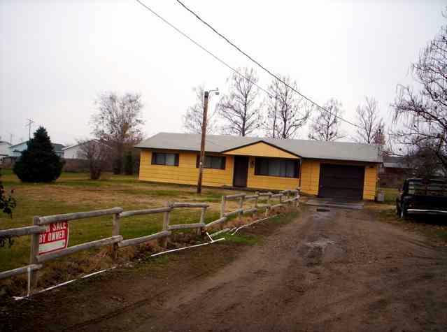 913 Cemetery Road Sunnyside, WA 98944 - Photo 1 of 3 a view of a house with a yard
