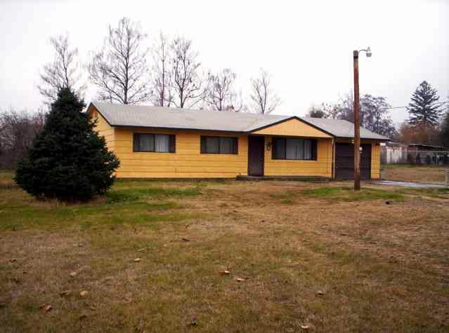 913 Cemetery Road Sunnyside, WA 98944 - Photo 2 of 3 a front view of a house with garden