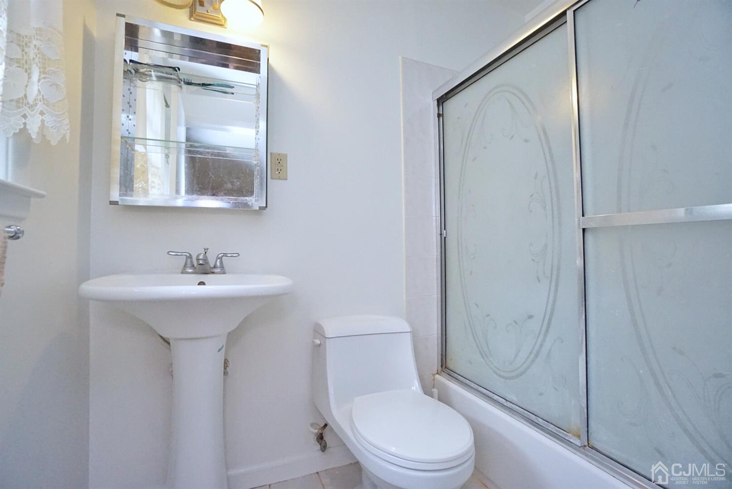 2 Malibu Drive Edison, NJ 08820 - Photo 21 of 40