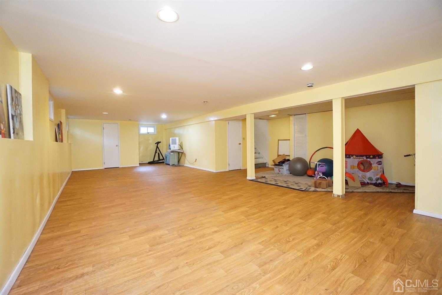 2 Malibu Drive Edison, NJ 08820 - Photo 33 of 40