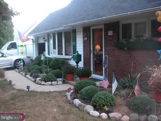 89 Cobalt Cross Road Levittown, PA 19057 - Photo 2 of 6 Gallery Image 2