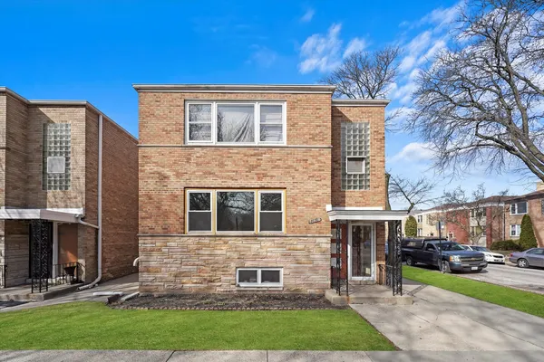 $2,900 | 7056 North Rockwell Street, Unit 1, Chicago, IL 60645