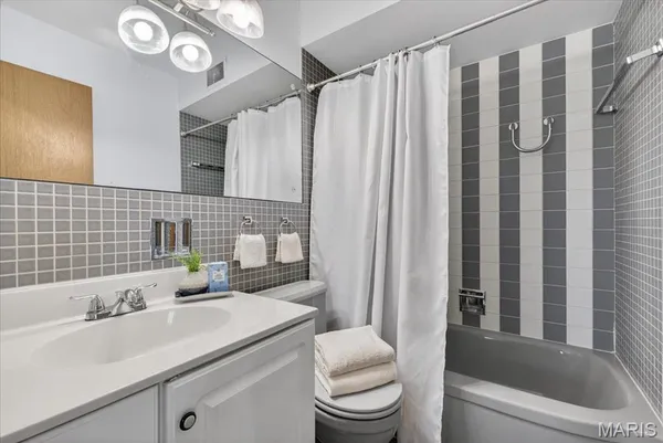 $335,000 | 1 Seawood Court, St. Louis, MO 63146