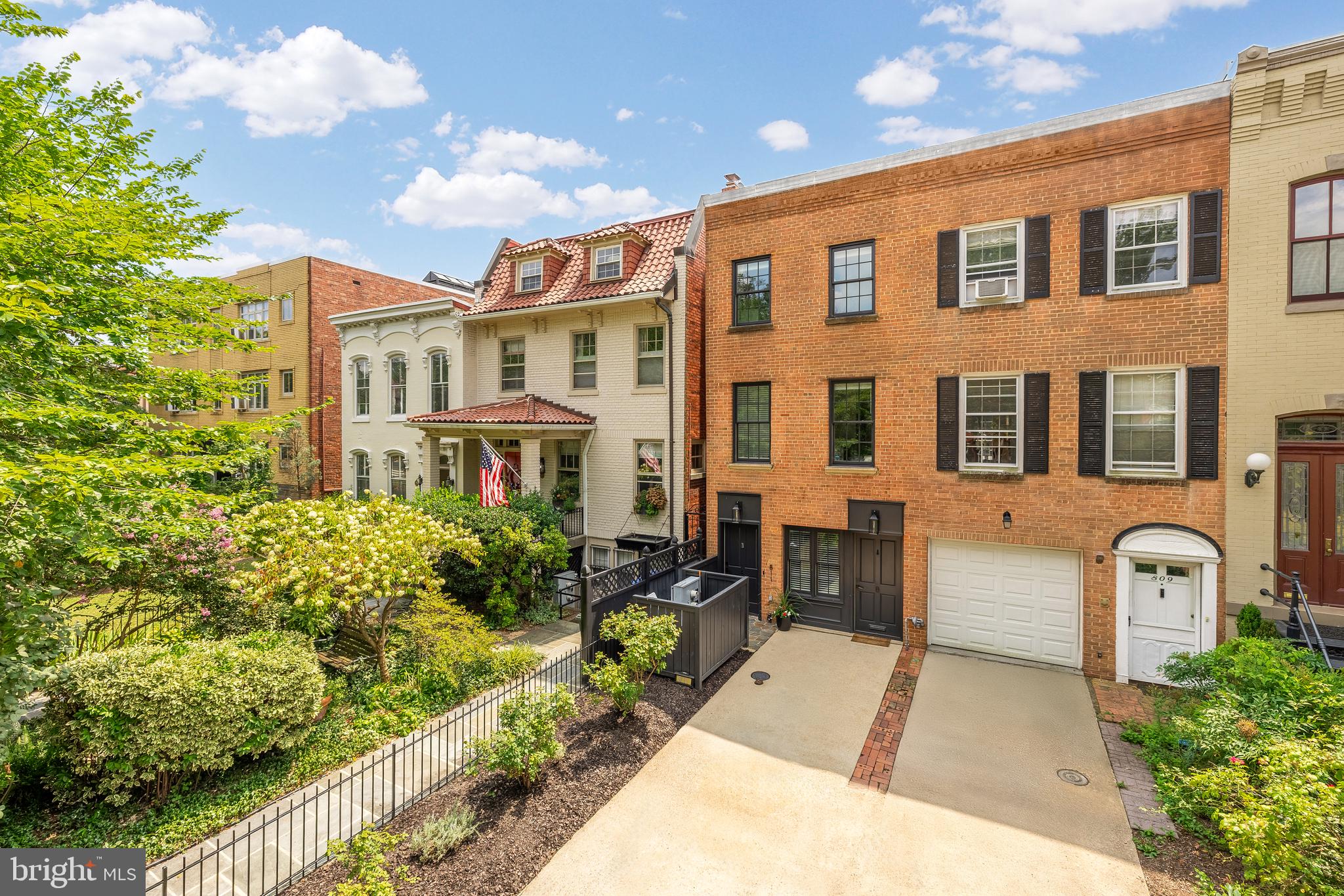 Welcome to 811 E Capitol Street  SE