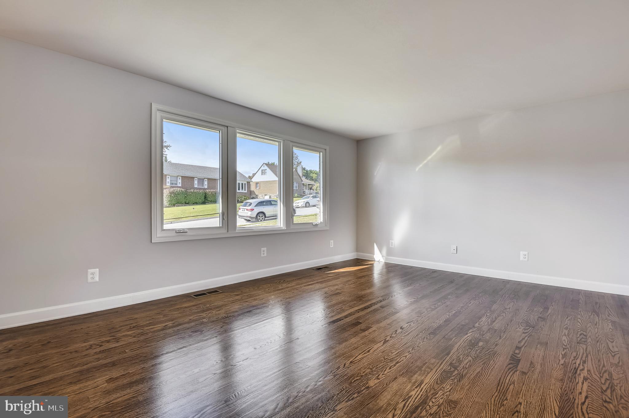 1515 Chivalry Court Rosedale, MD 21237 - Photo 9 of 36 Living Room
