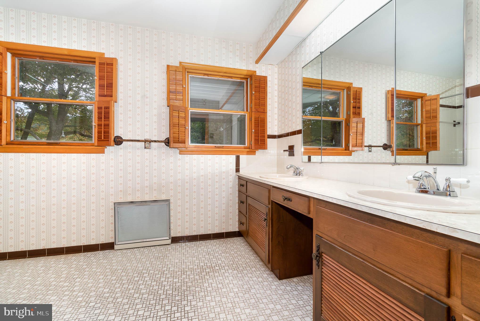 1193 Long Valley Road Westminster, MD 21158 - Photo 24 of 40 Main level full bath