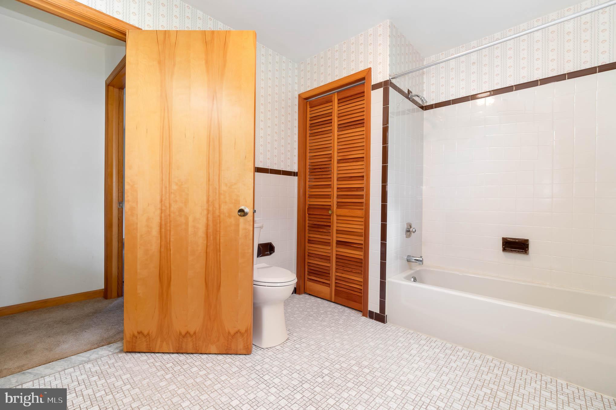 1193 Long Valley Road Westminster, MD 21158 - Photo 25 of 40 Main level full bath tub/shower