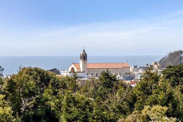 a view of a house with a yard and plants