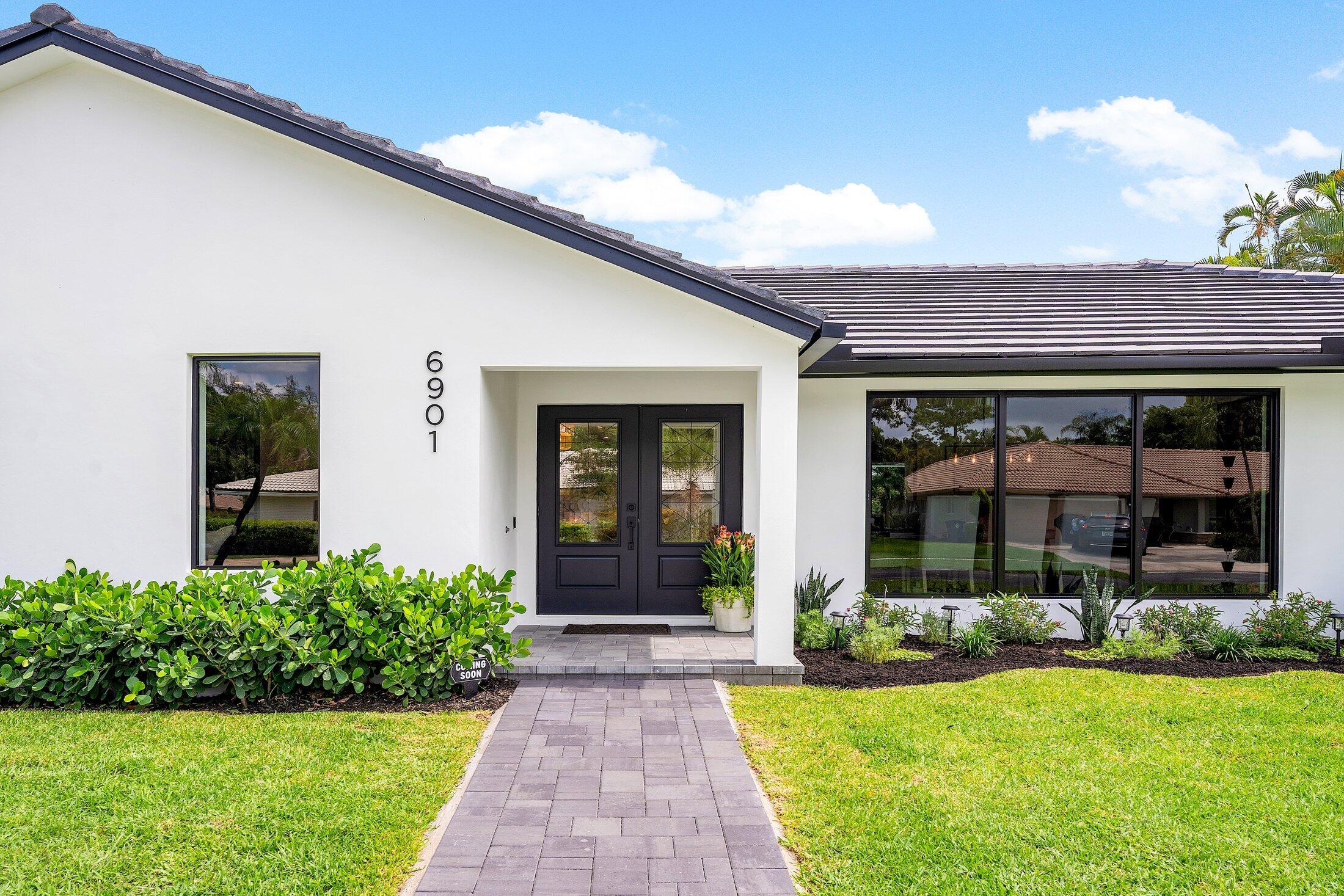 6901 Giralda Circle Boca Raton, FL 33433 - Photo 4 of 83 Covered light & bright Entryway