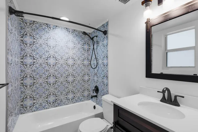 a view of a livingroom with an entryway