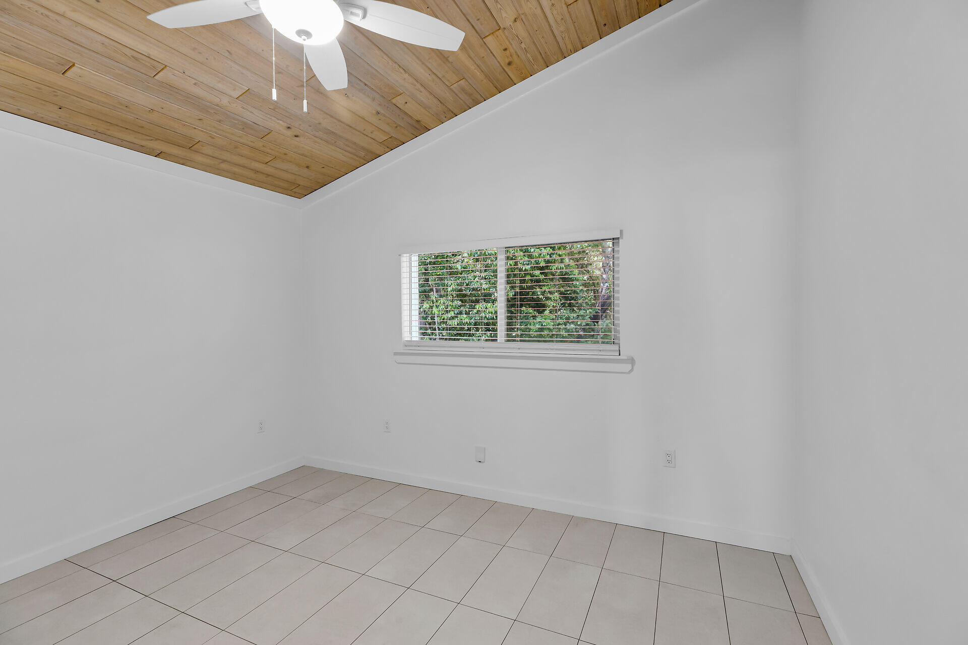 320 Sound Drive Key Largo, FL 33037 - Photo 35 of 48 an empty room with a chandelier fan