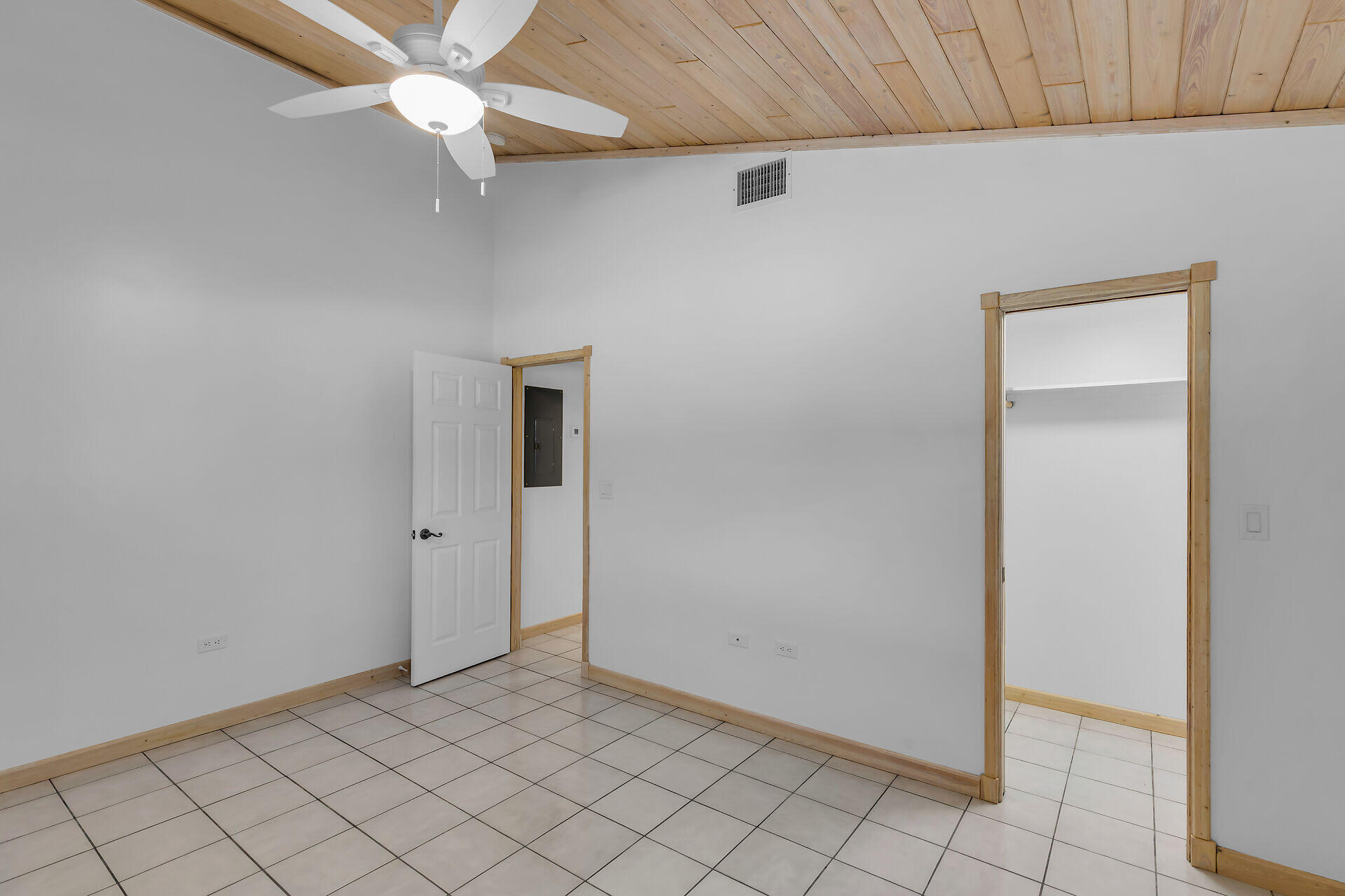 320 Sound Drive Key Largo, FL 33037 - Photo 41 of 48 an empty room with fan