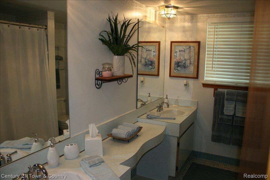 2578 Chicago Road Warren, MI 48092 - Photo 15 of 19 Full Bath