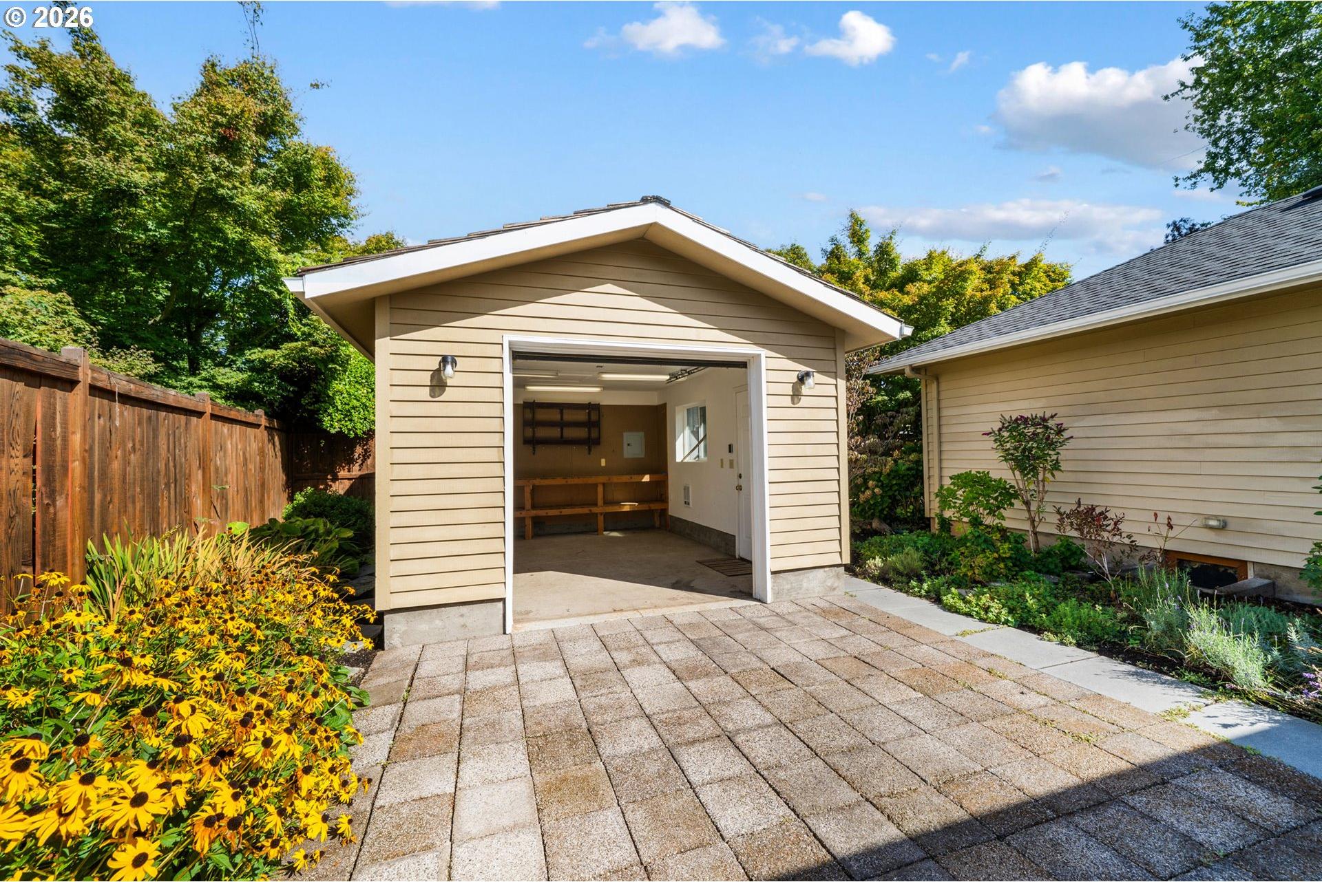 2155 Ridgeway Drive Eugene, OR 97401 - Photo 27 of 32 Gallery Image 27