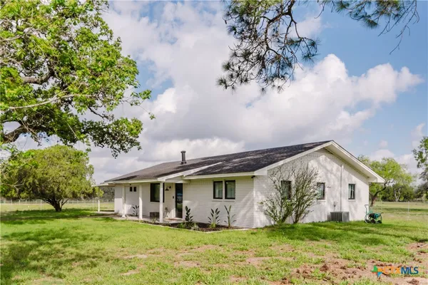 $319,000 | 522 Mulberry Road, Cuero, TX 77954