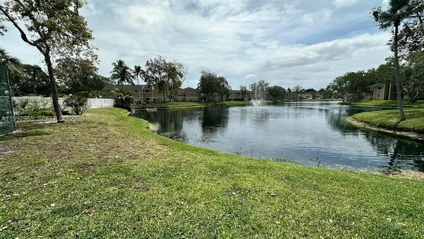 $1,900 | 450 Palm Circle West, Unit 207, Pembroke Pines, FL 33025