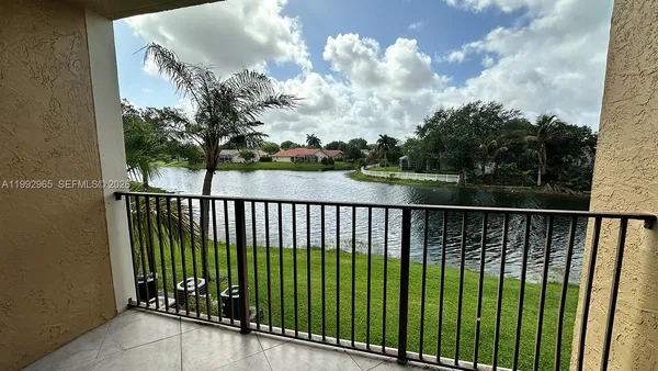 $1,900 | 450 Palm Circle West, Unit 207, Pembroke Pines, FL 33025