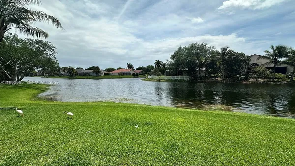 $1,900 | 450 Palm Circle West, Unit 207, Pembroke Pines, FL 33025