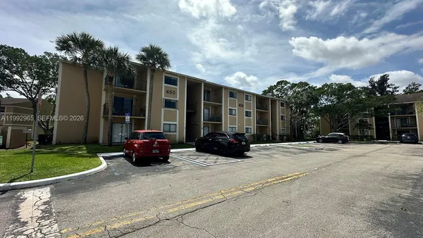 $1,900 | 450 Palm Circle West, Unit 207, Pembroke Pines, FL 33025