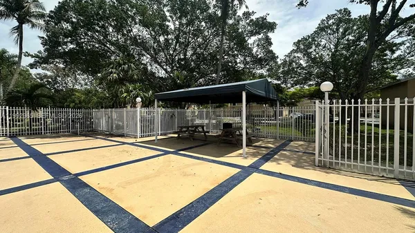 $1,900 | 450 Palm Circle West, Unit 207, Pembroke Pines, FL 33025