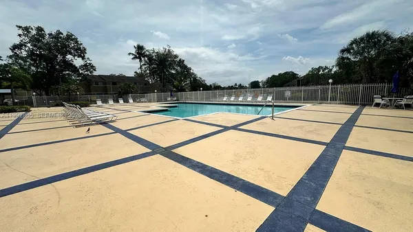 $1,900 | 450 Palm Circle West, Unit 207, Pembroke Pines, FL 33025