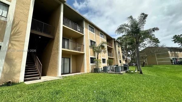 $1,900 | 450 Palm Circle West, Unit 207, Pembroke Pines, FL 33025