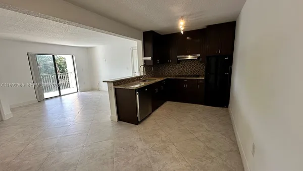 $1,900 | 450 Palm Circle West, Unit 207, Pembroke Pines, FL 33025