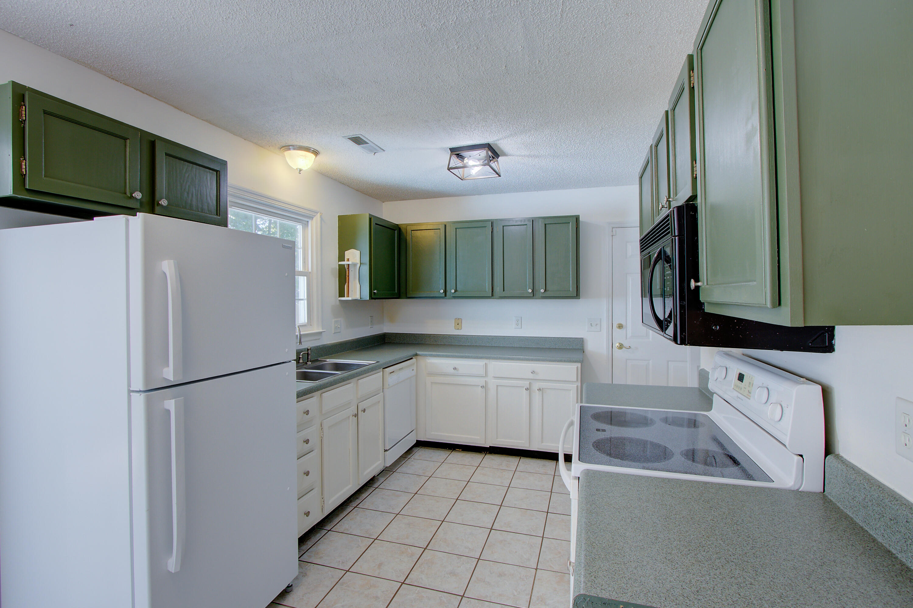 124 Hamlet Road Summerville, SC 29485 - Photo 11 of 28 09282026--046