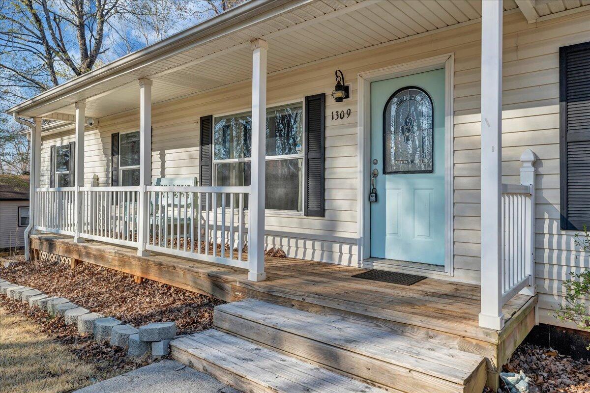 1309 Gate Lane Moneta, VA 24121 - Photo 2 of 35 02-MIB09372