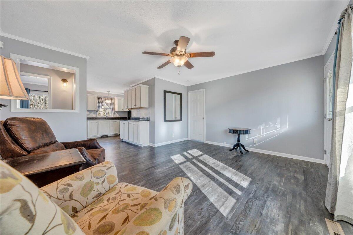 1309 Gate Lane Moneta, VA 24121 - Photo 5 of 35 06-MIB09384