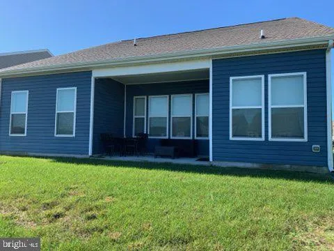 a view of front of a house with a yard