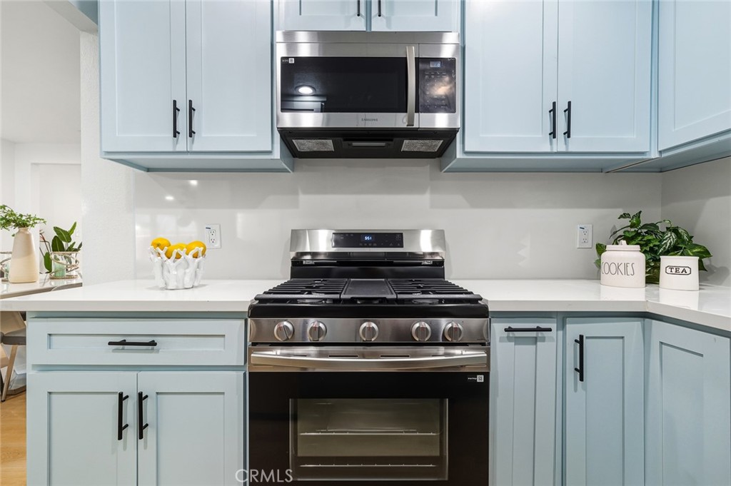 1065 Bennett Avenue Long Beach, CA 90804 - Photo 25 of 44 a stove top oven sitting inside of a kitchen