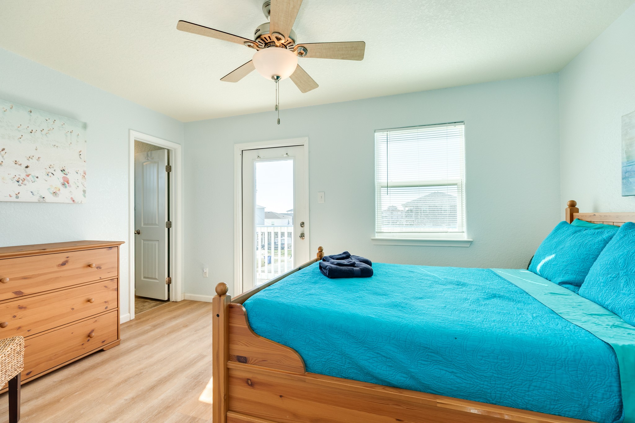 107 Howard Avenue Surfside Beach, TX 77541 - Photo 31 of 38 Inviting guest space with balcony access and easy proximity to the full bath, ideal for visitors.
