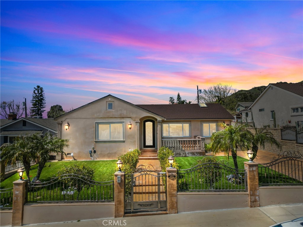 931 University Avenue Burbank, CA 91504 - Photo 2 of 49 a front view of a house with a yard