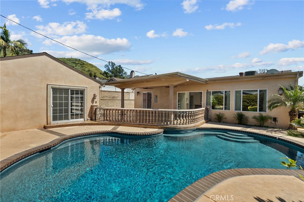 931 University Avenue Burbank, CA 91504 - Photo 46 of 49 a view of a house with a backyard and a patio