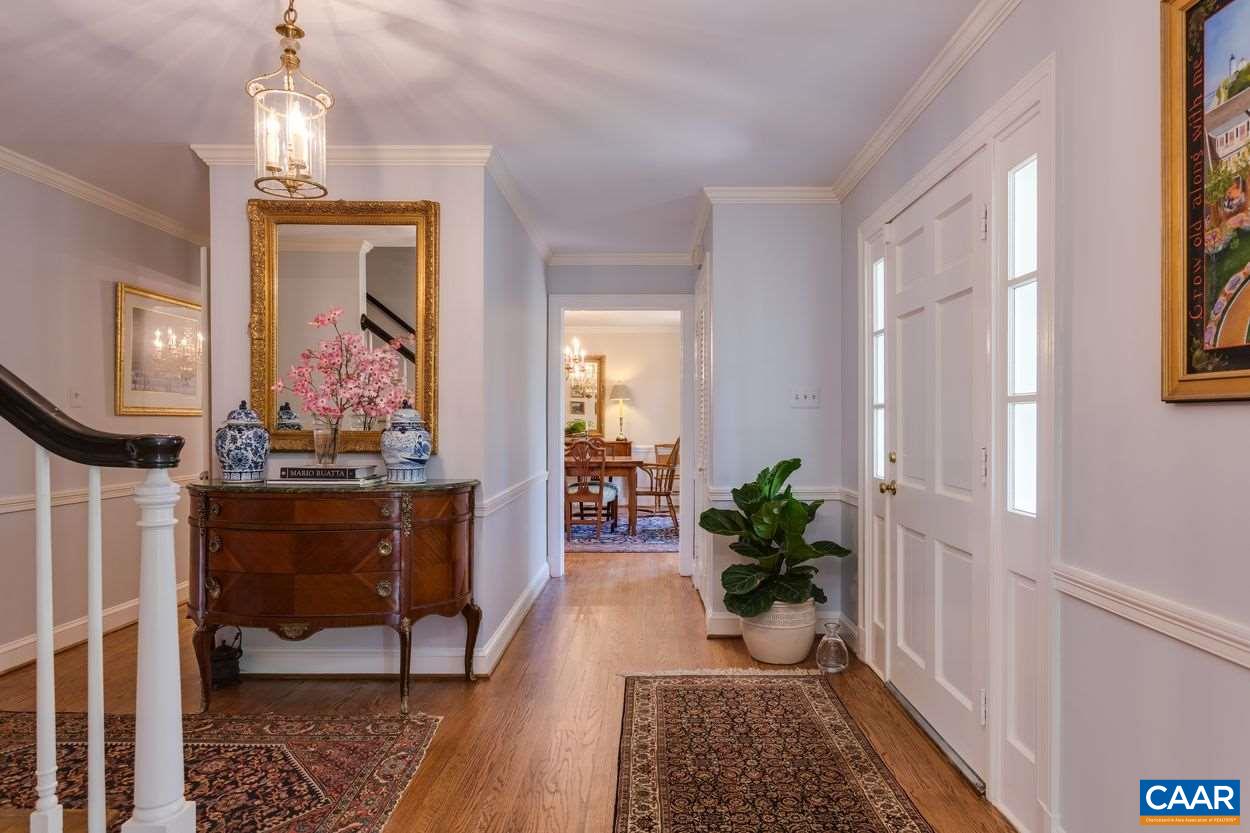 788 Tanglewood Road Charlottesville, VA 22901 - Photo 5 of 39 a living room with furniture and a potted plant