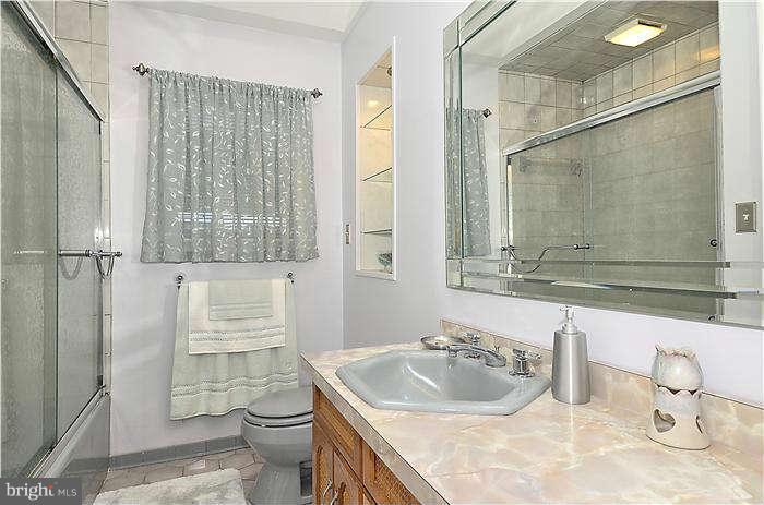 924 Winding Road Edgewater, MD 21037 - Photo 14 of 30 Bath (Master)