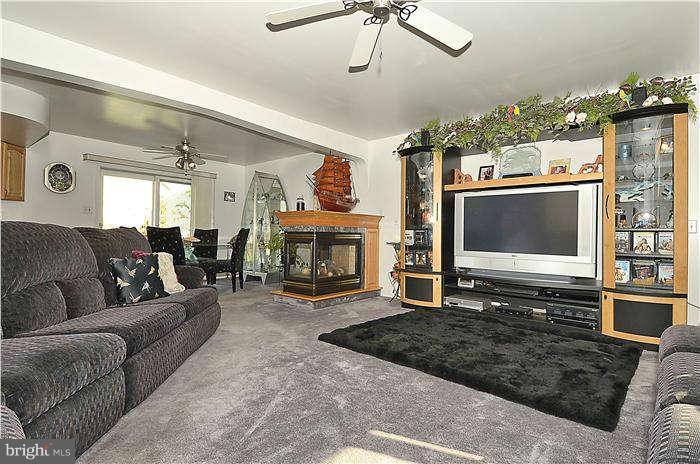 924 Winding Road Edgewater, MD 21037 - Photo 9 of 30 Living Room