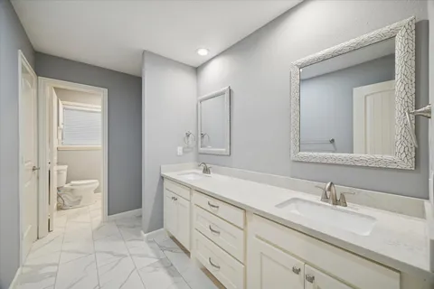 $575,000 | 19 Thornhill Oaks Drive, Houston, TX 77015