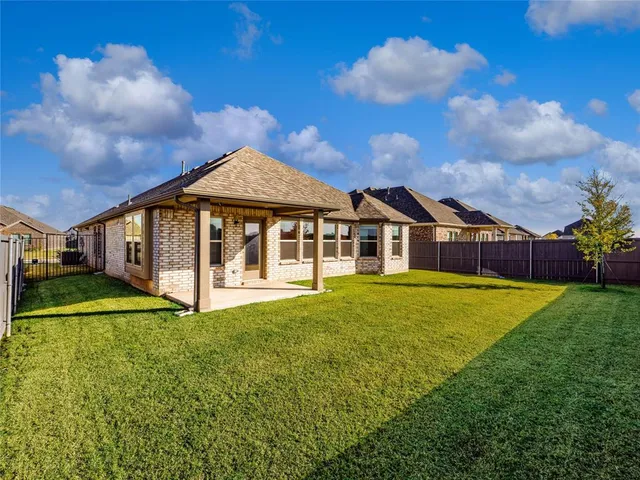 a view of a house with backyard and garden