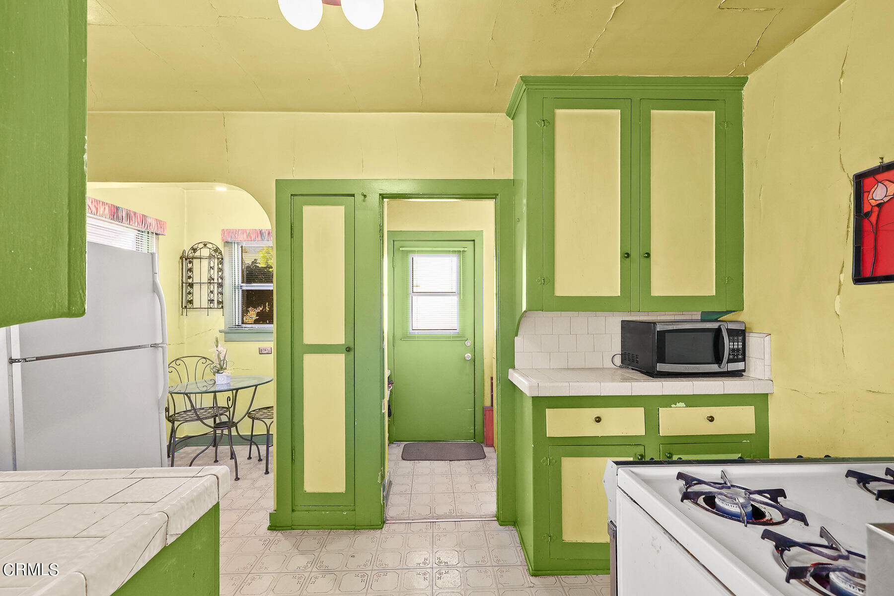 2536 Devonshire Lane Altadena, CA 91001 - Photo 13 of 32 a kitchen that has a stove and a table in it
