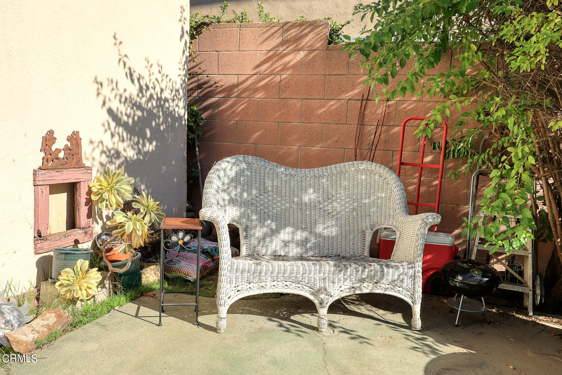 2536 Devonshire Lane Altadena, CA 91001 - Photo 23 of 32 a building outdoor space with patio furniture and potted plants