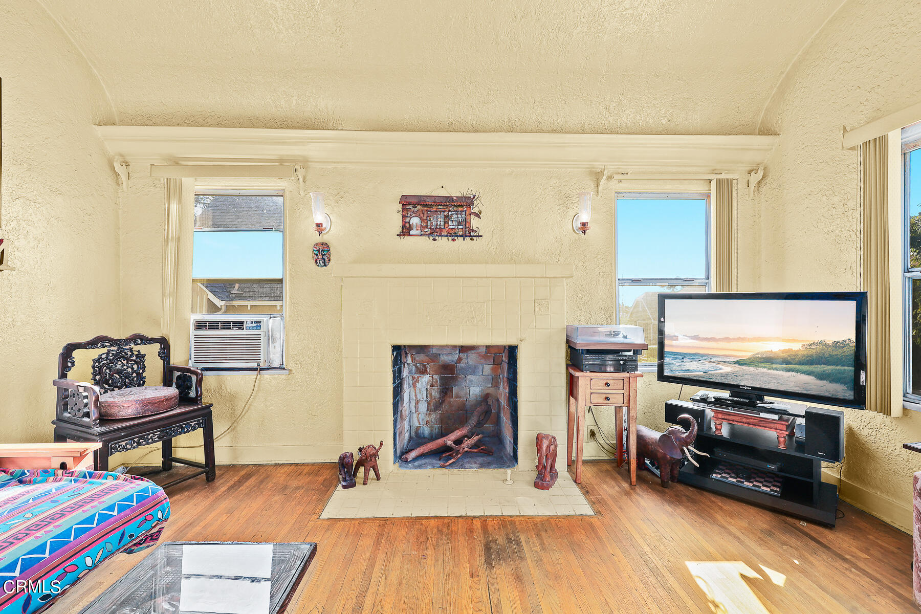 2536 Devonshire Lane Altadena, CA 91001 - Photo 7 of 32 a living room with furniture and a flat screen tv