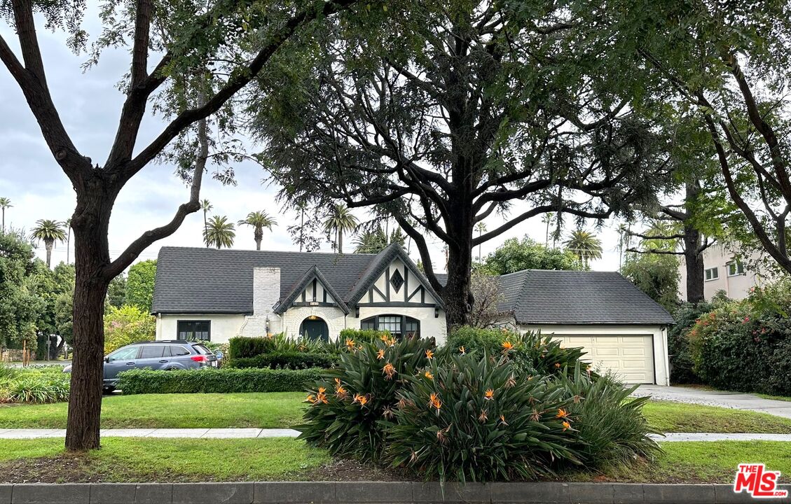 624 North Roxbury Drive Beverly Hills, CA 90210 - Photo 1 of 8 a front view of a house with garden
