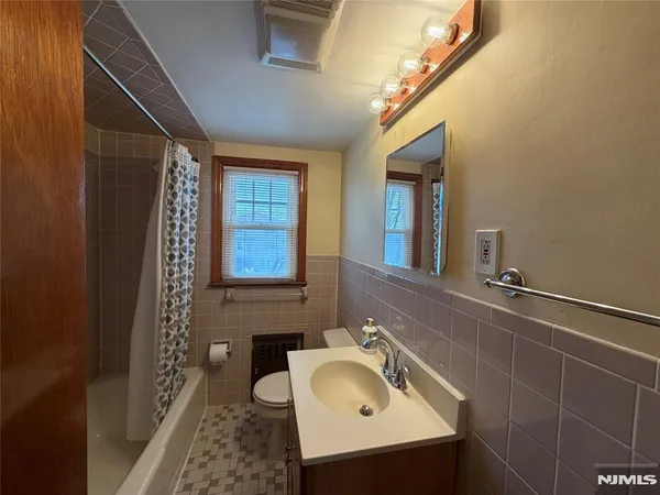 $1,750 | 361 Sanford Avenue, Unit 2, Lyndhurst, NJ 07071