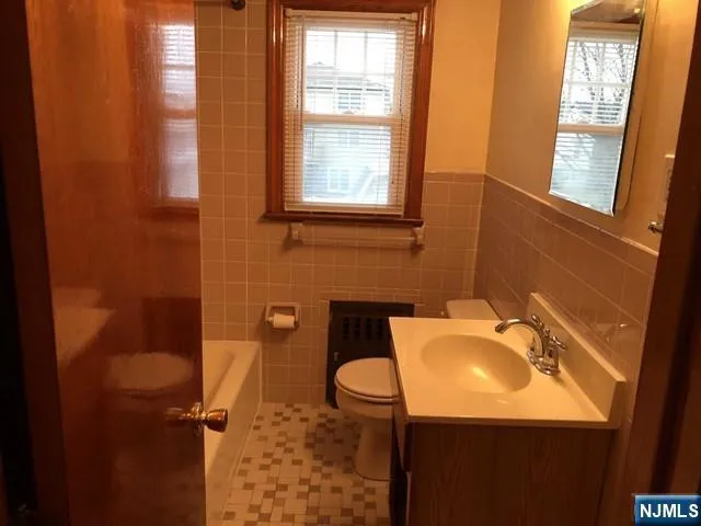 $1,850 | 361 Sanford Avenue, Unit 2, Lyndhurst, NJ 07071